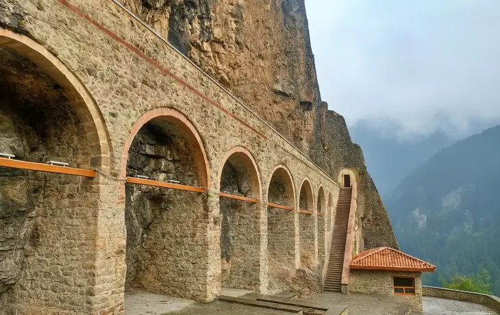 Sümela Manastırı’nın dağ yamacına yaslanan su kemeri; çoklu kemer açıklıkları, taş örgü yapısı ve manastıra su taşıyan tarihi su yolu.